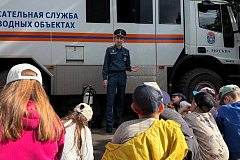 Безопасность начинается со знаний: сотрудники МЧС провели профилактическое занятие для воспитанников лагеря «Дружба»