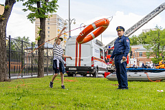 Московские пожарные устроили праздник для пациентов Морозовской детской больницы