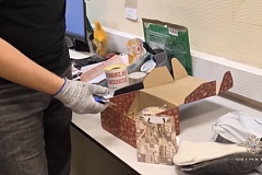 От Подмосковья до Камчатки больше 6,5 тысячи километров. Именно такой маршрут проделывали посылки с наркотиками, замаскированными под подарочные наборы